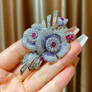 Broche fleur exquise avec rubis rouges et cristaux violets sur métal argenté