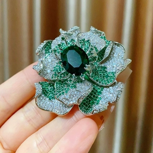 Vue détaillée d'une broche pivoine argentée avec micro-cristaux et pierre gemme verte