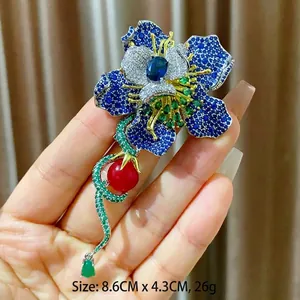 Elegante spilla a fiore di peonia blu con nappa verde e perla rossa, 8,6 x 4,3 cm