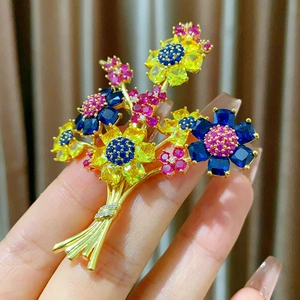Broche bouquet luxueuse dorée à l'or avec cristaux de zircon colorés et pierres fines