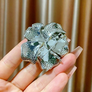 Détail du revers d'une broche fleur en argent avec motif en nid d'abeille et fermoir épingle