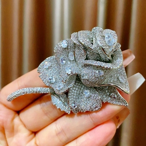 Spilla di lusso a forma di rosa con cristalli e base in metallo color argento