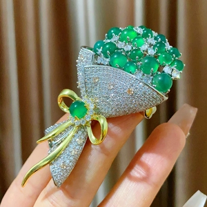 Détail macro de l'élégante broche bouquet avec perles vertes et cristaux pavés