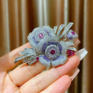 Élégante broche en argent avec pétales de fleurs pavées mauves et pierres rouges