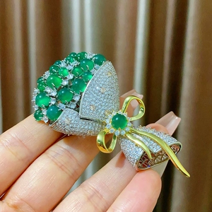 Broche fleur élégante ornée de pierres vertes et de zircons étincelants micro-pavés