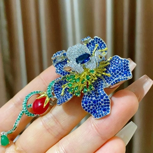 Elegante spilla a forma di peonia con cristalli blu e gemme colorate per abiti
