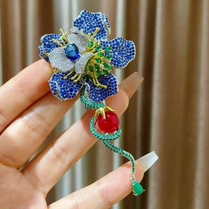 Spilla a fiore di peonia di lusso elegante con cristalli blu e pendente a goccia verde