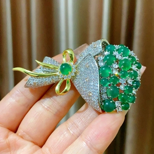 Élégante broche bouquet de fleurs vert émeraude avec zircon brillant et nœud doré