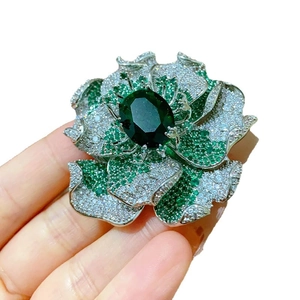 Broche camélia élégante avec zircone verte et pétales micro-pavés sophistiqués