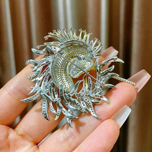 Détail de la broche licorne en argent avec base évidée en nid d'abeille et fermoir de sûreté
