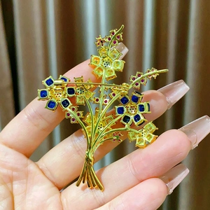 Vue détaillée de l'arrière d'une broche florale de luxe montrant le fermoir et les sertis
