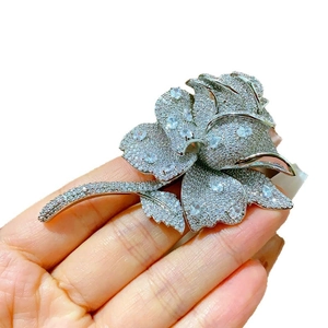 Lussuosa spilla a rosa con cristalli scintillanti ed eleganti petali d'argento puro