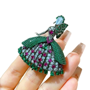 Lujoso broche de bailarina con circonitas de colores y detalle de falda de cristal verde
