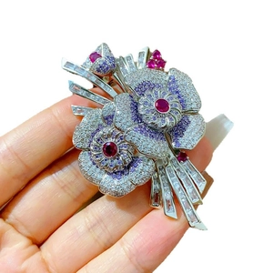 Broche florale élégante avec cristaux violets et centre rouge rubis sur métal argent
