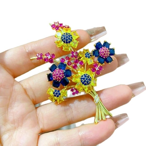 Broche bouquet de fleurs de luxe avec cristaux multicolores sur base dorée