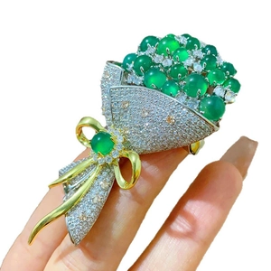 Broche fleur de trompette élégante avec perles vert émeraude et pavé de zircones cubes