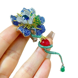 Elegante spilla a forma di peonia con gemme sfumate e nappina di rubino rosso lusso