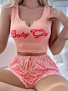 Détail du pyjama rose avec imprimé Baby Girl et short à carreaux avec cordon de serrage