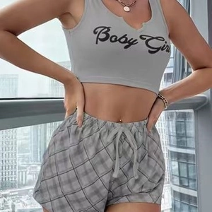 Ensemble pyjama 2 pièces gris pour femme avec haut court Baby Girl et short à carreaux