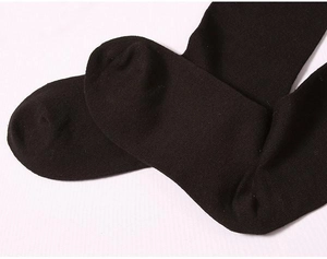 Dettaglio del tallone rinforzato e della trama a maglia fine di queste calze nere in cotone