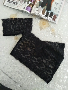 Détails de la dentelle florale noire avec cils et texture en maille transparente