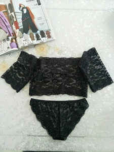 Ensemble lingerie en dentelle florale noire avec haut à épaules dénudées et culotte