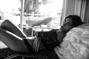 Ensemble lingerie en dentelle noire avec haut à manches longues et bords festonnés
