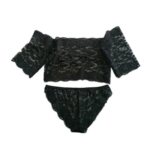 Ensemble de lingerie en dentelle noire avec haut à épaules dénudées et culotte