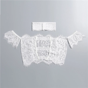 Détails du crop top en dentelle blanche à épaules dénudées avec bandeau assorti