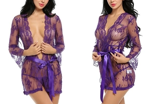 Details von lila floralem Spitzen-Lingerie-Set mit Satin-Gürtel und durchsichtigem Bademantel