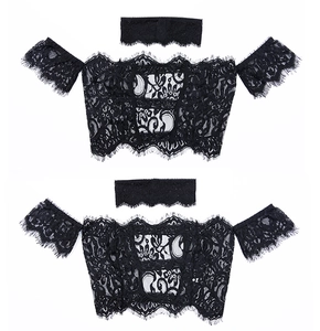 Détails de la dentelle florale sur le crop top noir à épaules dénudées sexy
