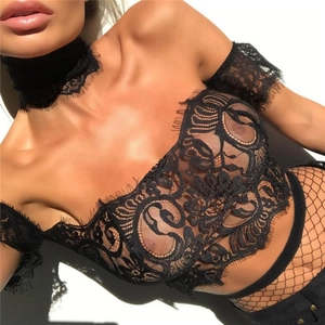 Haut court sexy en dentelle noire à fleurs avec bordure de cils et ras-du-cou assorti