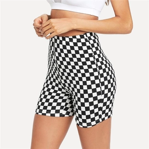 Short de yoga taille haute pour femmes avec motif imprimé en damier noir et blanc