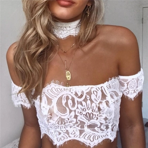 Haut court en dentelle blanche épaules dénudées avec dentelle cil et choker