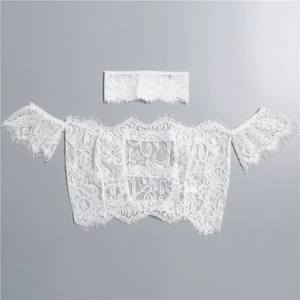 Ensemble lingerie en dentelle blanche avec crop top à épaules dénudées et bords en cils