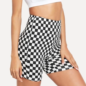 Short de yoga taille haute à damier noir et blanc avec une coupe amincissante