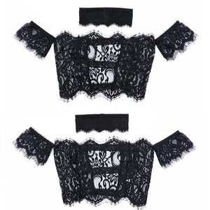 Haut court sexy en dentelle noire à épaules dénudées avec motifs floraux et cils