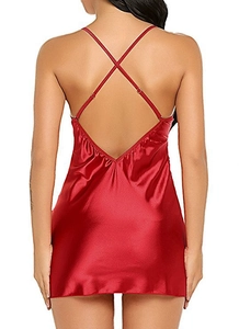 Détail d'une nuisette en satin rouge avec dos en V profond et bretelles croisées