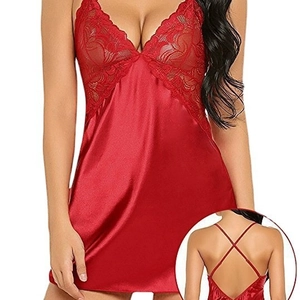 Nuisette sexy satin rouge vin avec dentelle en V et détail de bretelles croisées