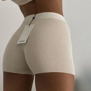 Gros plan sur le short en maille côtelée blanc crème avec texture et taille haute