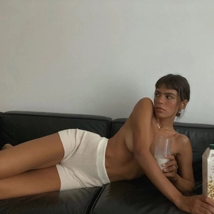 Gros plan sur un short en tricot côtelé crème à taille haute pour le yoga et la détente