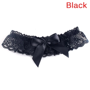 Jarretière sexy en dentelle noire ornée d'un grand nœud en satin sur fond blanc
