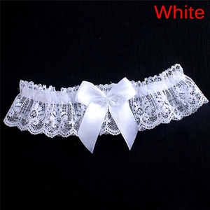 Détail d'une jarretière en dentelle blanche avec un grand nœud en satin élégant