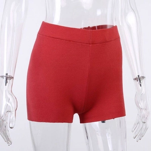 Détail de la texture en maille rouge et taille élastique sur ce short pour femme