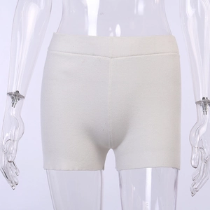 Gros plan sur un short en maille côtelée ivoire montrant la texture et la taille haute