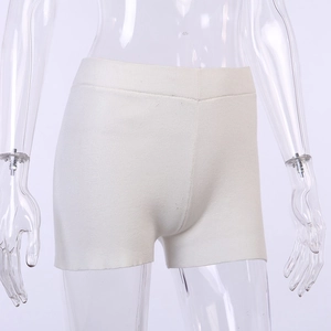 Détail du short de yoga en maille ivoire avec taille élastique et texture de tissu fine