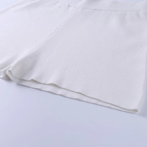Détail du short en maille blanche avec taille élastique et texture de tissu fine