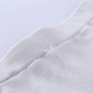 Gros plan sur la couture plate et la taille du short de yoga en tricot blanc pur