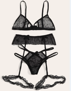 Détails d'un ensemble de lingerie en dentelle noire avec mesh à pois et porte-jarretelles