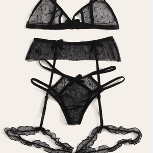 Ensemble lingerie en dentelle noire avec porte-jarretelles à volants et culotte ajourée